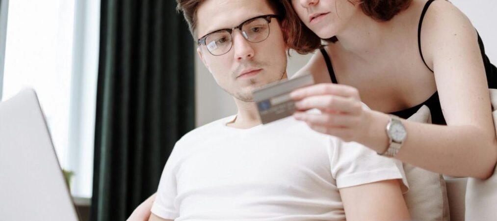 COMO DERRUBAR SUAS DÍVIDAS E TRANSFORMAR SUAS FINANÇAS!